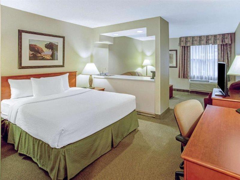 La Quinta By Wyndham Appleton College Avenue Hotel Exterior photo